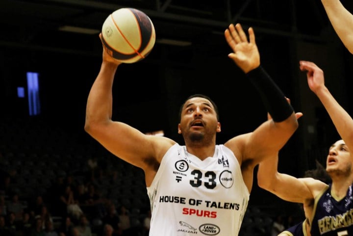SPORTKORT WEST-VLAANDEREN. Power forward Sam Hofman minstens jaartje langer bij Kortrijk Spurs