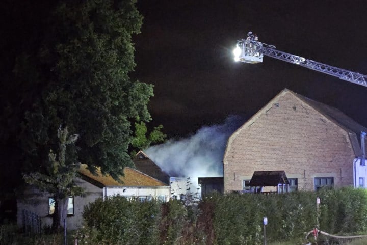 Veel schade na uitslaande brand bij schuur, brandweer kan woning wel vrijwaren
