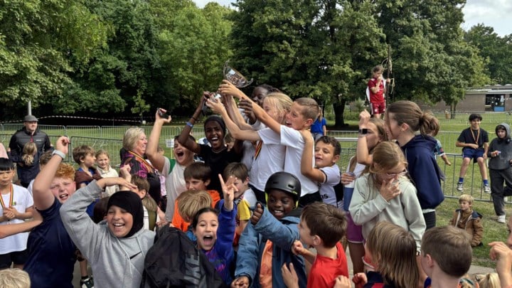 IN BEELD. Scholenveldloop brengt 355 joggende leerlingen, ouders en leerkrachten samen bij De Wilg