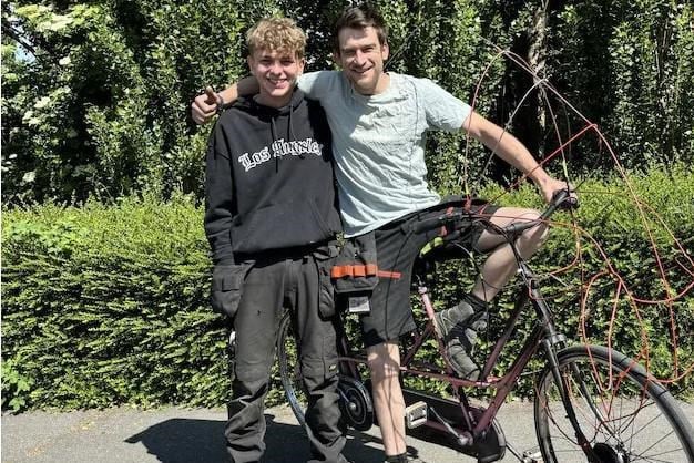 The Crazy Engenineers uit Pepingen vertegenwoordigen Pajottenland op knotsgekke fietsrace Vel-Eau op de Leie