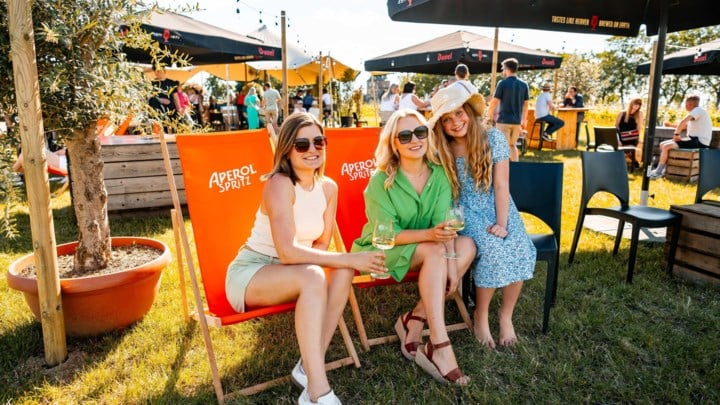OVERZICHT. Een strandstoel, een lekker drankje en een prachtig uitzicht: deze Limburgse zomerbars bieden het allemaal