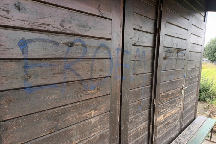 Politie voert onderzoek naar vandalisme aan voetbalkantine van Beert City