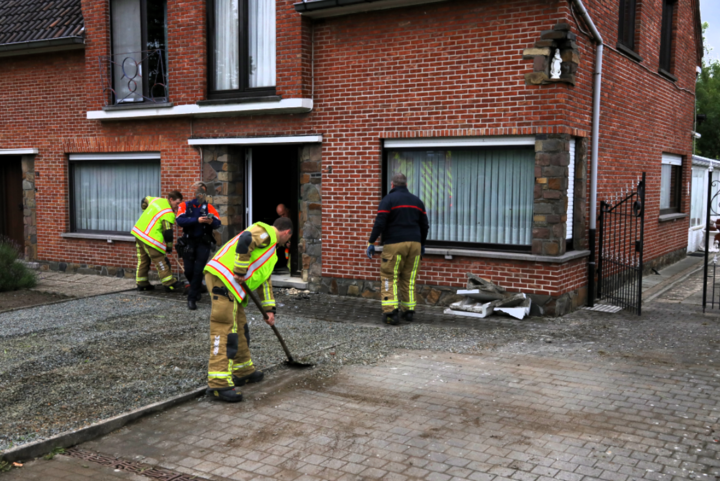 Auto rijdt tegen gevel en vlucht weg, 91-jarige bewoonster in shock