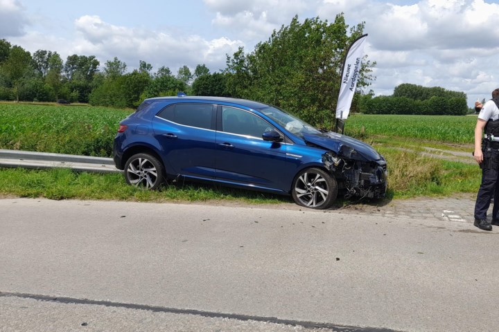 Auto knalt tegen verlichtingspaal aan bocht