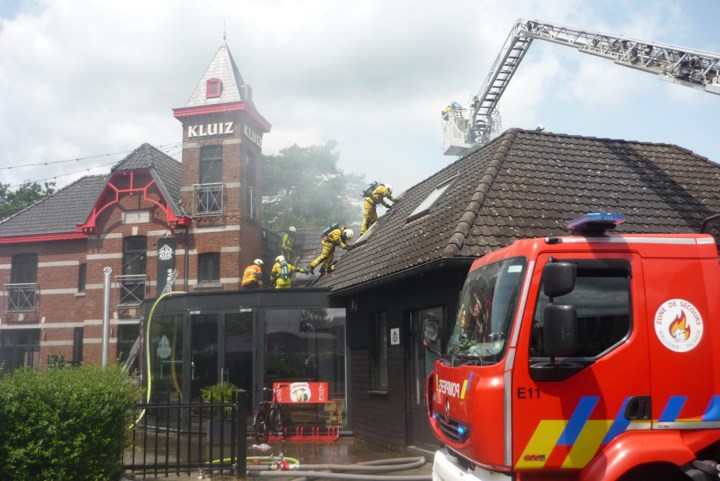 Restaurant met 80 gasten getroffen door zware keukenbrand tijdens vaderdagslunch: drie mensen met ademhalingsproblemen geholpen in ziekenwagen