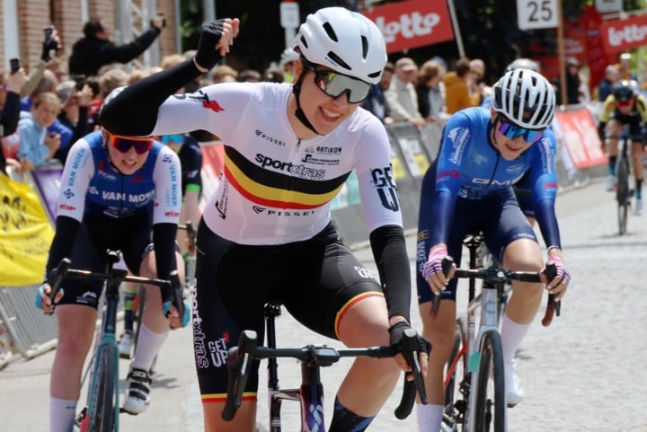 Nieuwelinge Jana Gevers slaat toe in Kampioenschap van Vlaanderen in Boezinge: “Zo’n lange krachtsprint ligt me”