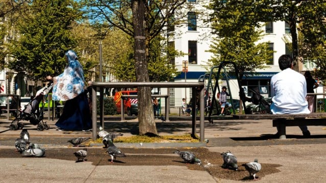 Verloren Zielen in de Stad: Een Straatfotograaf Legt de Eenzaamheid Vast