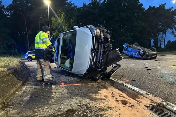 Minderjarigen zonder rijbewijs richten ravage aan: brandweer moet inzittenden uit auto’s bevrijden