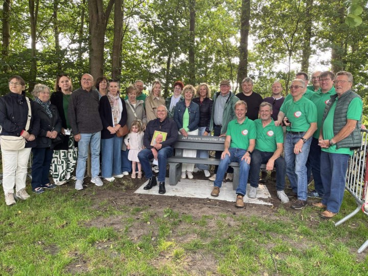 Nu zitbank, straks waarschijnlijk ook straatnaam: overleden Jef Heivers passend herdacht op veertigste Risschotse Feesten