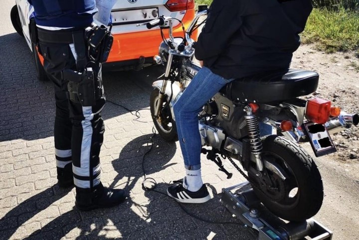 Bromfietser (21) onder invloed uit het verkeer gehaald met bromfiets die niet van hem was