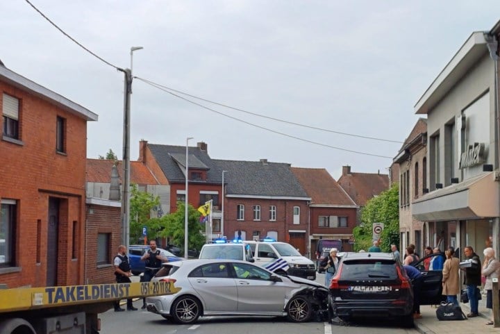 Stoffelijke schade nadat wagen tegen geparkeerd voertuig rijdt