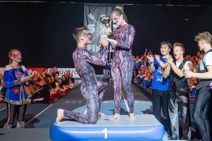 Gymnaste Emma (29) wordt na laatste wedstrijd ten huwelijk gevraagd op winnaarspodium, publiek gaat helemaal uit zijn dak