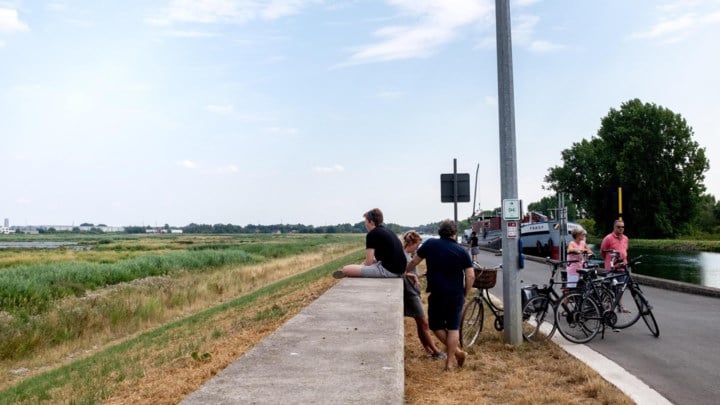 Vissers helpen bromfietser op het droge die in kanaal Leuven-Dijle beland was