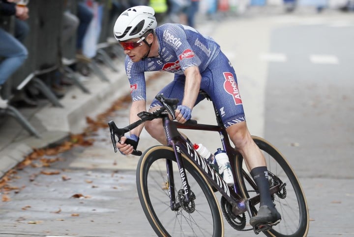 Stan Van Tricht en Laurens Sweeck delen in vreugde na winst Timo Kielich: “Dit was mijn beste dag tot nu toe op de weg”