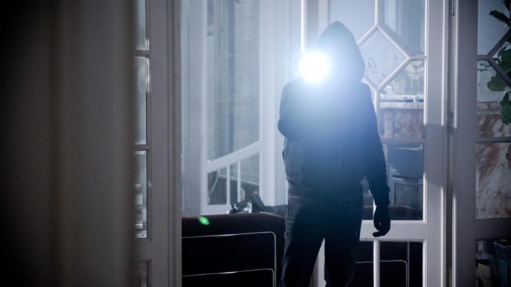 Inbraak bij woning aan Turfbeemd: raam geraakt beschadigd