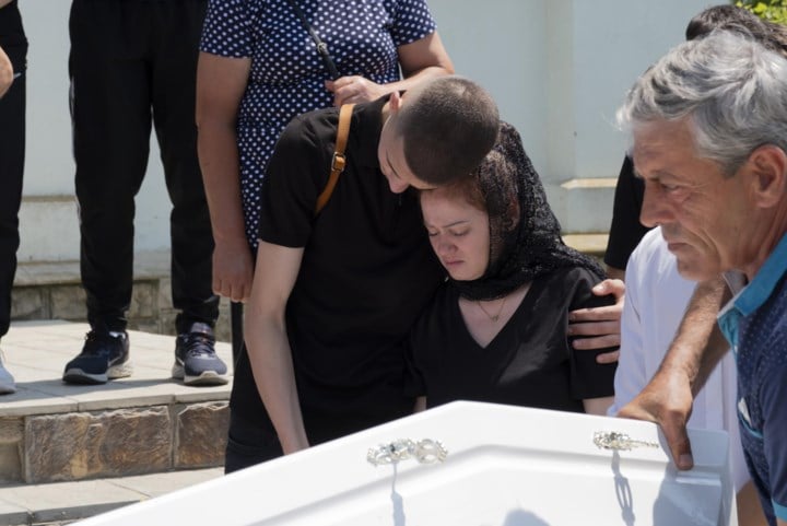 Aangrijpend afscheid van doodgereden Fabian (11) in thuisland Moldavië