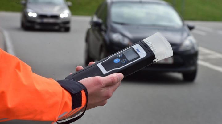 Dronken man met levenslang rijverbod vlucht weg in onverzekerd voertuig van werkgever tijdens politiecontrole
