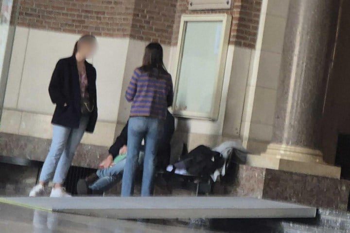 Man riskeert celstraf voor vermeend misbruik van 13-jarige zus van zijn partner: “Ze sliep in mijn bed, maar dat was normaal”