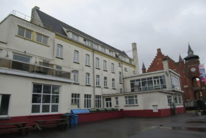 Schoolgebouw in hartje Knokke wordt verkocht voor minstens 29 miljoen euro, en dat is geen toeval