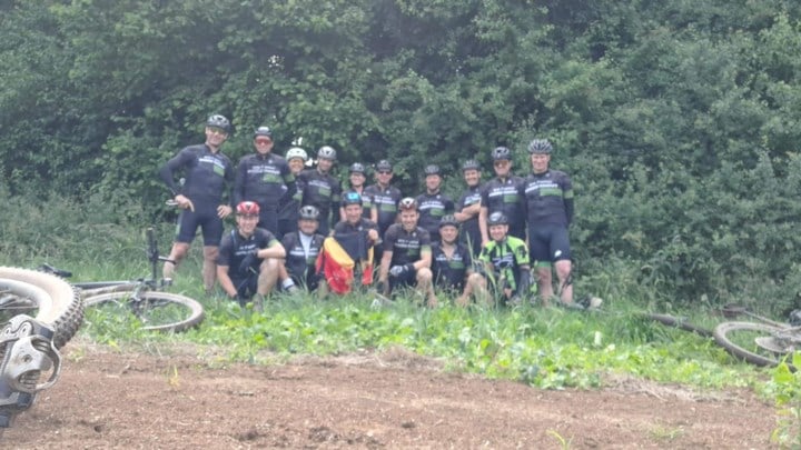 420 km over berg en dal: Minderhoutse wielerclub Papillon beleeft straf avontuur