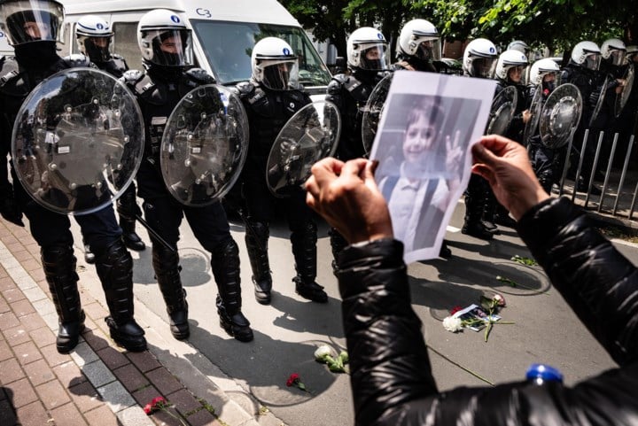 Politie verduidelijkt gebruik van “niet-dodelijke” wapen bij protestmars voor Fabian