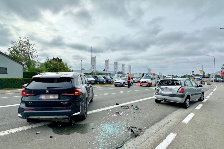 Twee auto’s crashen tegen elkaar, ook geparkeerde wagen deelt in de klappen