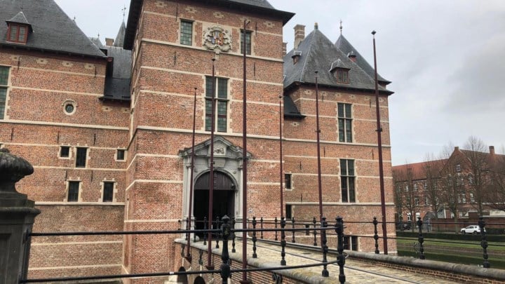 Jaloerse man (49) vernielt woning nieuwe partner van ex: “Ook urne met assen van overleden moeder moest eraan geloven”