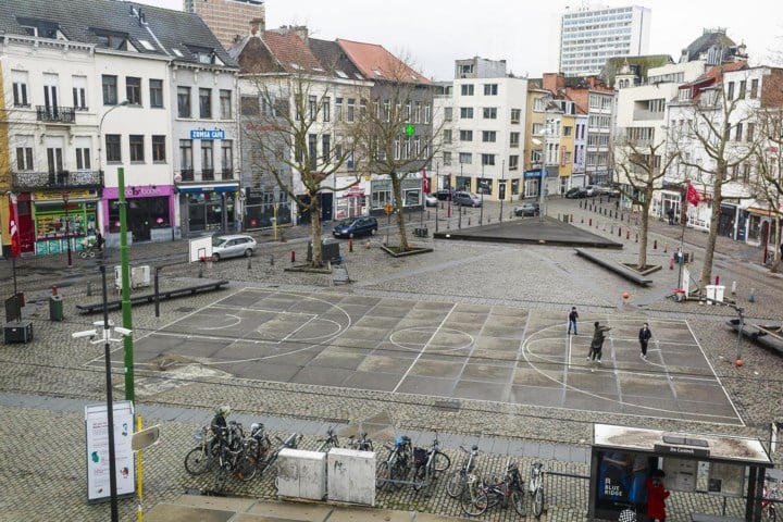 Man lichtgewond bij steekpartij op De Coninckplein, verdachte opgepakt