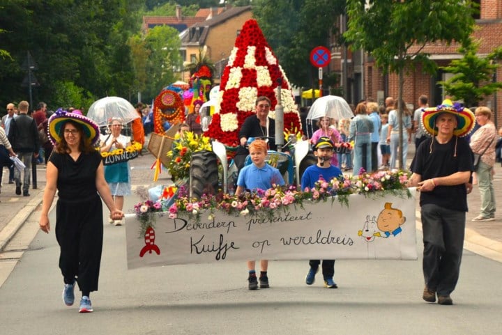 Bloemenstoet fleurt Ternatse straten op