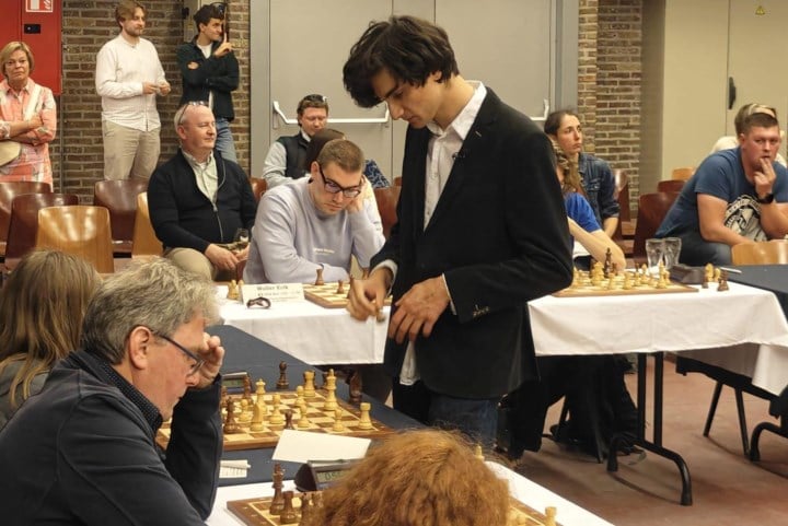 Jonge Belg zet wereldrecord op zijn naam tijdens feestweekend van schaakclub Karpov: “Het respect onder de spelers was groot”