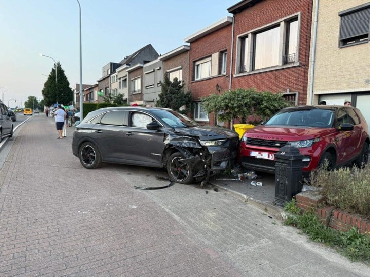 Drie gewonden bij botsing op Krijgsbaan, brandweer moet slachtoffer uit auto bevrijden