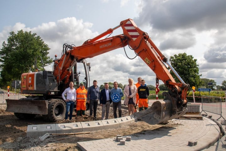 Gemeente krijgt snor-rotonde: “Niet alleen een functioneel rondpunt, maar ook een warm eerbetoon”