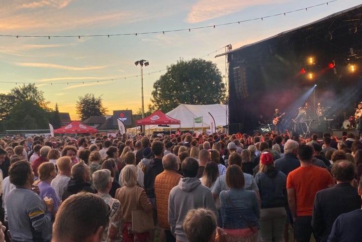 Gratis tributefestival p’LatseDoen keert terug naar Kuurne met Queen, Muse en Oasis: “We zijn de ideale start van het verlof”