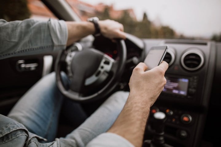 Man haalt politievoertuig in met gsm in de hand: “Was niet aan het bellen maar een mail aan het lezen”
