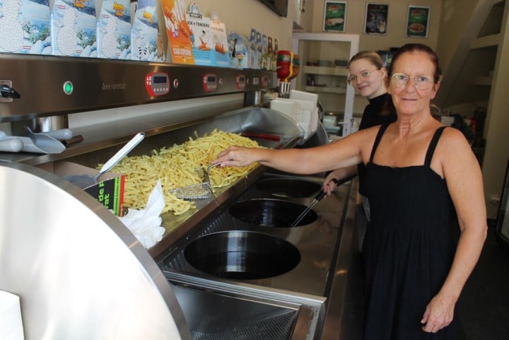 Hilde (54) en Dirk (57) stoppen noodgedwongen met hun Frietshop: “Ik denk dat ik op onze laatste dag hele tijd ga huilen”