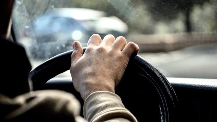 Politie betrapt vrouw zonder rijbewijs met gsm achter het stuur