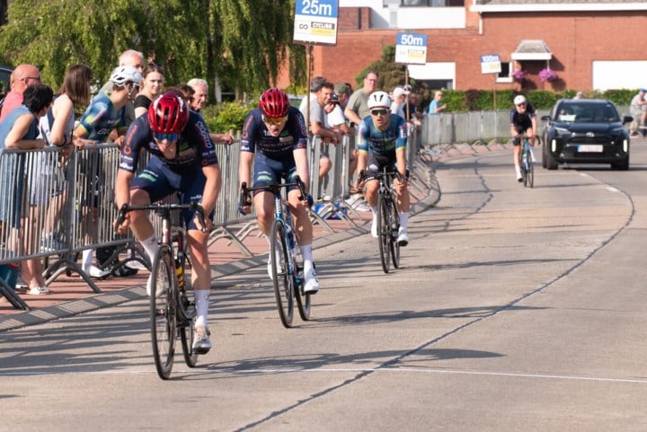 ALLE WINNAARS IN HET VLAAMSE AMATEURWIELRENNEN. Robbe Geudens botst op Nieuw-Zeelander in Begijnendijk, Mathias Vanoverberghe wint 100ste Omloop van Oudenburg