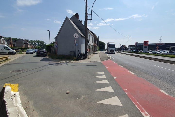 Busbaan en verhoogde busperrons op Bergensesteenweg in Brukom