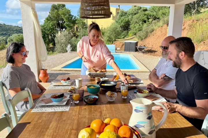Els (48) en Peter (51) verkochten hun huis om Portugese B&B te openen: “Ik heb drie jobs om wat extra te verdienen, maar hier heb ik niet voor getekend”