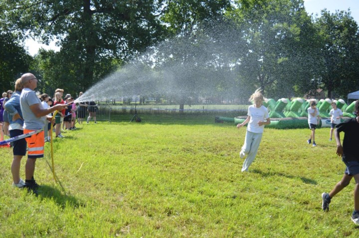 Meer dan duizend Malse kinderen doen hindernissenloop, met alleen maar winnaars