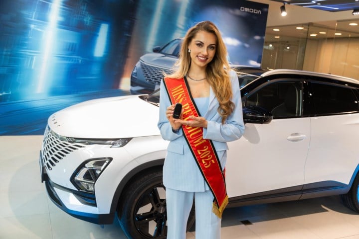 Miss België krijgt nieuwe wagen overhandigd