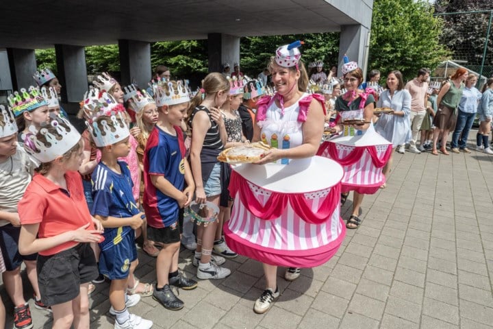 Stedelijke basisschool De Octopus viert 60ste verjaardag met maar liefst 79 taarten