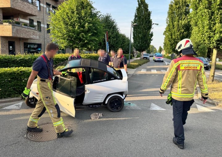 Brommobiel op drie wielen kantelt op rotonde in Genk: mindervalide bestuurder gewond