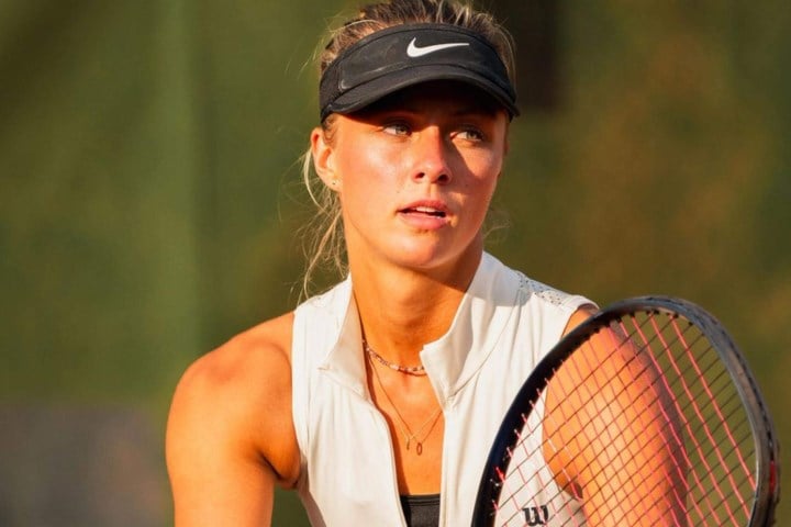 “Veel zien we elkaar niet”: Renée De Ketelaere, zus van Rode Duivel Charles, doorkruist het land voor tennistoernooien en traint voor triatlon