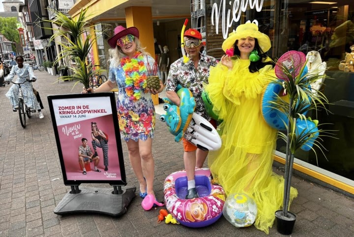 Kringloopwinkel zet zomeractie in de kijker en verwent klanten met ijsjes en gekoeld fruitwater