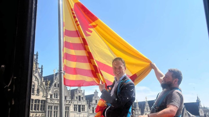 Borsbeekse vlag wappert nu ook aan het stadhuis van Antwerpen
