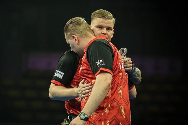 VIDEO. Wat een drama: Mike De Decker en Dimitri Van den Bergh kennen inzinking tegen Filipijnen en liggen uit World Cup of Darts