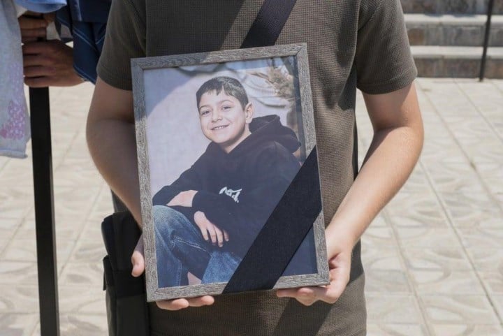 Agent die Fabian (11) aanreed voor raadkamer verschenen en via achteruitgang verdwenen: parket verlengt aanhouding met enkelband maand langer
