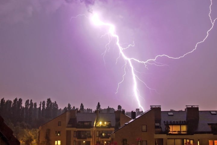 KMI waarschuwt voor onweer in het zuiden en het centrum: “Veel neerslag op korte tijd en hagel”