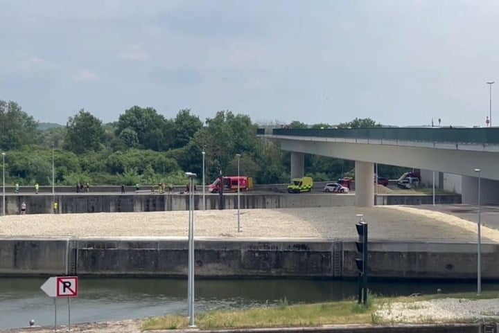 Voertuig belandt in kanaal bij sluis van Ternaaien, bestuurder zit 40 minuten vast onder water